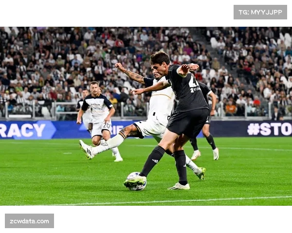 瞬间聚焦:弗拉霍维奇力压两人头槌破门后指向助攻者科斯蒂奇